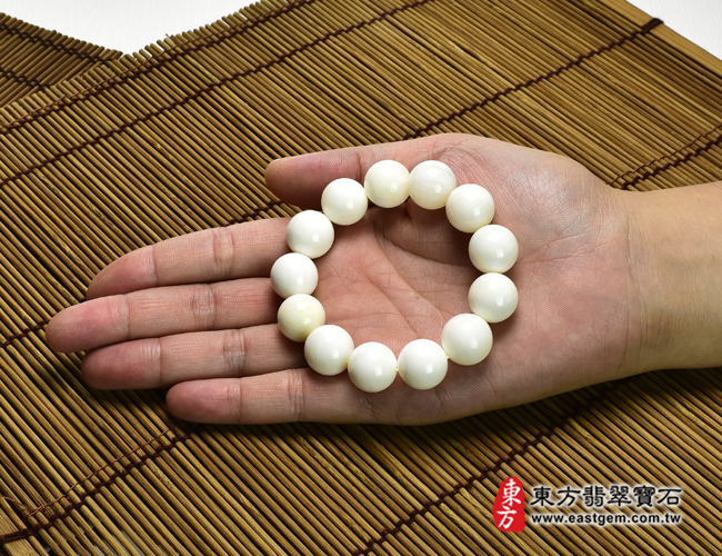 白硨磲手鍊大小示意照片 白硨磲手鍊（白硨磲珠子，珠徑約15mm，13顆珠，WCG051）。客製化設計各種白硨磲珠串、白硨磲珠子、白硨磲手鍊、白硨磲手珠。★附東方翡翠寶石保證卡