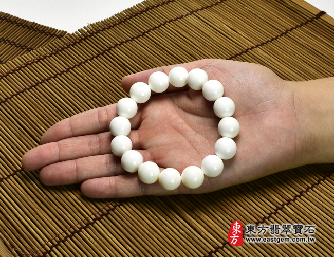 白硨磲手鍊大小示意照片白硨磲手鍊（白硨磲珠子，珠徑約14mm，16顆珠，WCG054）。客製化設計各種白硨磲珠串、白硨磲珠子、白硨磲手鍊、白硨磲手珠。★附東方翡翠寶石保證卡