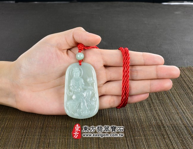 翡翠文殊菩薩大小示意圖照片 翡翠文殊菩薩項鍊玉珮（文殊菩薩：文殊菩薩牌A貨翡翠文殊菩薩玉珮、緬甸玉文殊菩薩玉墜）。淡綠色糯種文殊菩薩，WS097。客製化訂做各種翡翠文殊菩薩吊墜玉珮項鍊。★附A貨翡翠雙證書