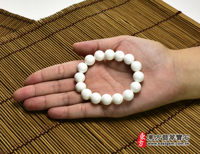 白硨磲手鍊大小示意照片 白硨磲手鍊（白硨磲珠子，珠徑約12mm，16顆珠，WCG099）。客製化設計各種白硨磲珠串、白硨磲珠子、白硨磲手鍊、白硨磲手珠。★附東方翡翠寶石保證卡