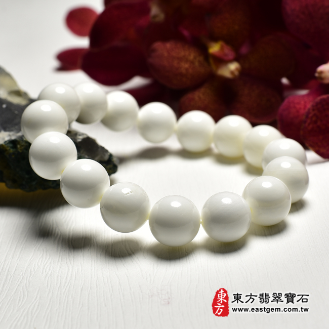 白硨磲手鍊左側照片 白硨磲手鍊（白硨磲珠子，珠徑約12mm，16顆珠，WCG104）。客製化設計各種白硨磲珠串、白硨磲珠子、白硨磲手鍊、白硨磲手珠。★附東方翡翠寶石保證卡