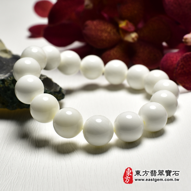 白硨磲手鍊左側照片 白硨磲手鍊（白硨磲珠子，珠徑約12mm，16顆珠，WCG104）。客製化設計各種白硨磲珠串、白硨磲珠子、白硨磲手鍊、白硨磲手珠。★附東方翡翠寶石保證卡