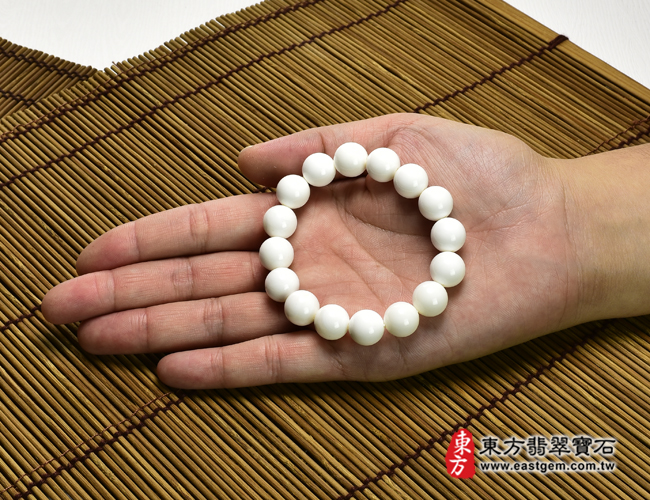 白硨磲手鍊大小示意照片 白硨磲手鍊（白硨磲珠子，珠徑約12mm，16顆珠，WCG104）。客製化設計各種白硨磲珠串、白硨磲珠子、白硨磲手鍊、白硨磲手珠。★附東方翡翠寶石保證卡