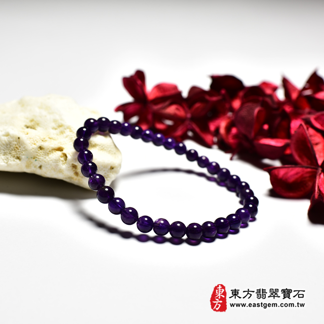 紫水晶手鍊情境照片 紫水晶手鍊(紫水晶珠子，珠徑約6.3mm，OPB092) 客製化設計各種紫水晶珠串、紫水晶珠子、紫水晶手鍊、紫水晶手珠。★附東方翡翠寶石保證卡