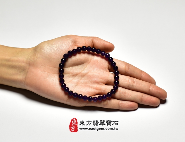 紫水晶手鍊大小示意圖照片 紫水晶手鍊(紫水晶珠子，珠徑約6.3mm，OPB092) 客製化設計各種紫水晶珠串、紫水晶珠子、紫水晶手鍊、紫水晶手珠。★附東方翡翠寶石保證卡