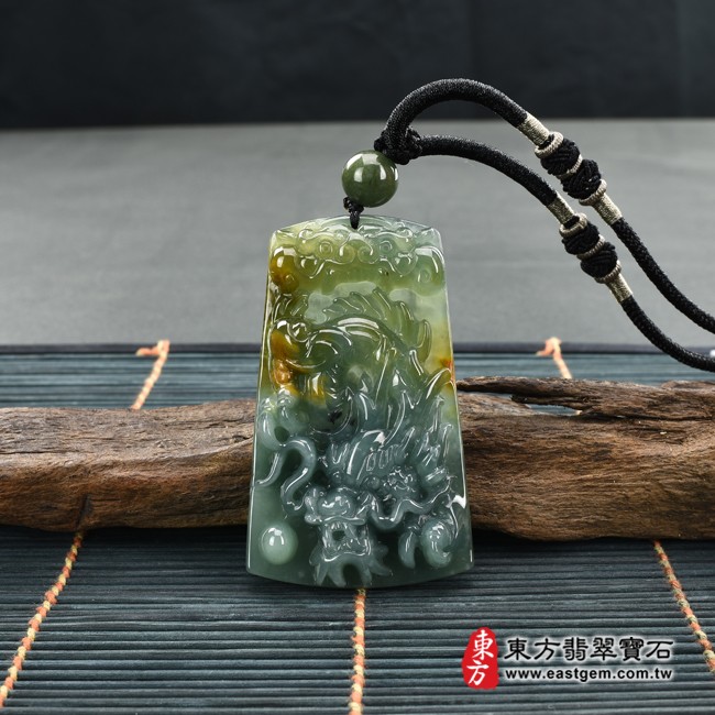 龍 情境照片 翡翠龍項鍊玉珮（招財飛騰游龍：龍牌A貨翡翠龍玉珮、龍玉墜、龍十二生肖項鍊）。龍，DR352。客製化訂做各種翡翠龍吊墜玉珮項鍊。★附A貨翡翠雙證書（產地：瓜地馬拉）
