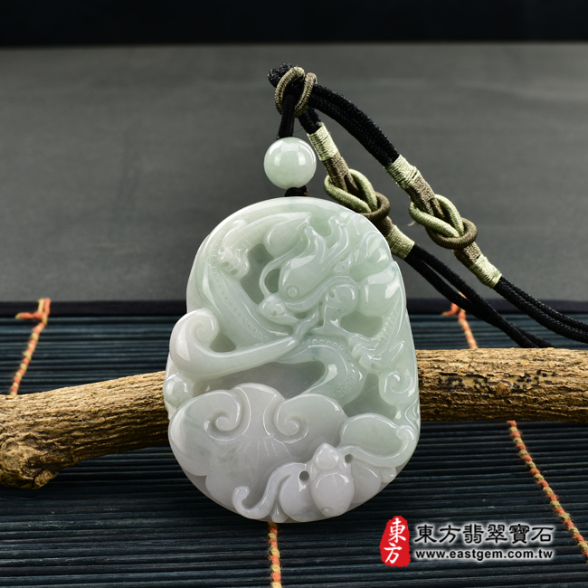 龍 情境照片商品名稱：翡翠龍項鍊玉珮（祥龍瑞氣、招財富貴龍：龍牌A貨翡翠龍玉珮、緬甸玉龍玉墜、龍十二生肖項鍊）。白綠色細糯種龍，DR394。客製化訂做各種翡翠龍吊墜玉珮項鍊。★附A貨翡翠雙證書  產地：緬甸（A貨翡翠）  商品五行：土、木  尺寸：長約6.04公分x寬約4.78公分  厚度：約1.04公分  重量(克)：約57.5克  透光度：20%~45%  贈品：東方翡翠寶石的紅色飾品紙盒，吊繩一條(中國結吊繩，或不鏽鋼吊繩，二選一)   雙證書，證書編號和出處：(1)GS18012400348 ，中國玉石鑑定所。(2)DR394，東方翡翠寶石保證書