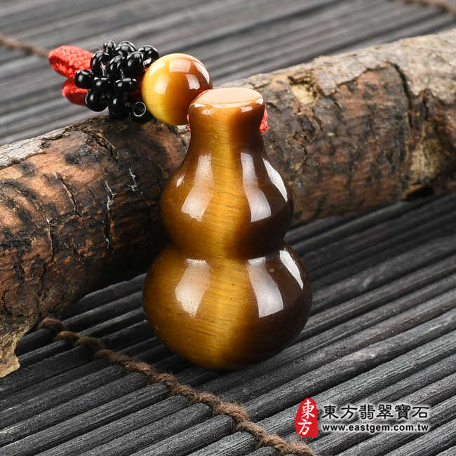 黃虎眼葫蘆項鍊玉珮左側照片 （已出售勿下標，可訂做）黃虎眼葫蘆項鍊玉珮（福祿壽：葫蘆牌黃虎眼葫蘆玉珮、黃虎眼葫蘆玉墜）。黃虎眼葫蘆，HL053。客製化訂做各種黃虎眼葫蘆吊墜玉珮項鍊。★附東方翡翠寶石保證卡