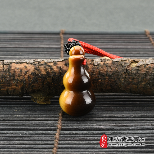 黃虎眼葫蘆項鍊玉珮情境照片 （已出售勿下標，可訂做）黃虎眼葫蘆項鍊玉珮（福祿壽：葫蘆牌黃虎眼葫蘆玉珮、黃虎眼葫蘆玉墜）。黃虎眼葫蘆，HL053。客製化訂做各種黃虎眼葫蘆吊墜玉珮項鍊。★附東方翡翠寶石保證卡