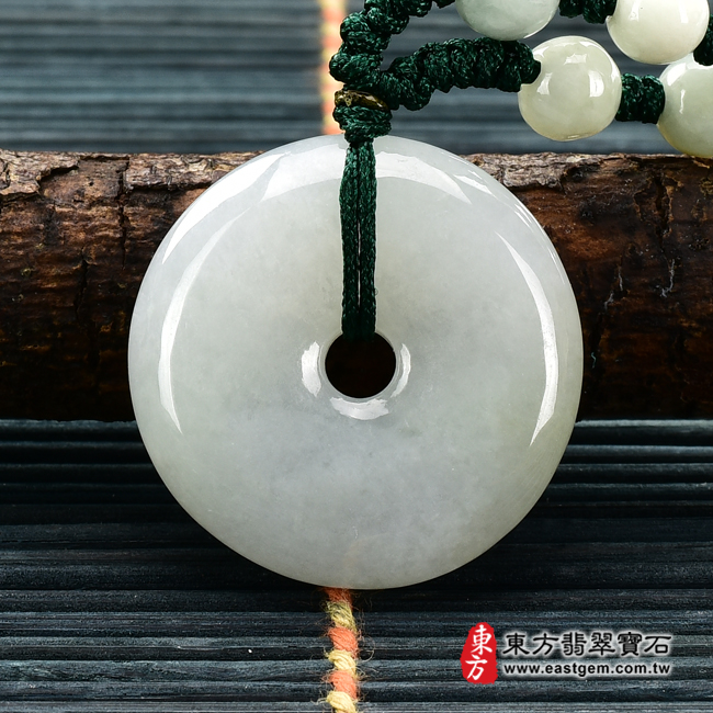 翡翠平安扣項鍊玉珮背面照片 翡翠平安扣項鍊玉珮（平安富貴：平安扣牌A貨翡翠平安扣玉珮、緬甸玉平安扣玉墜）。淡綠色糯種平安扣，PN324。客製化訂做各種翡翠平安扣吊墜玉珮項鍊。★附A貨翡翠雙證書