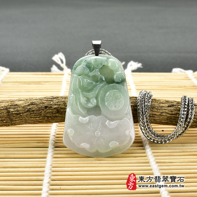 翡翠魚項鍊玉珮情境照片 翡翠魚項鍊玉珮（魚躍荷花、招財如意魚：魚牌A貨翡翠魚玉珮、緬甸玉魚玉墜）。淡綠糯種帶飄花魚，FI082。客製化訂做各種翡翠魚吊墜玉珮項鍊。★附A貨翡翠雙證書