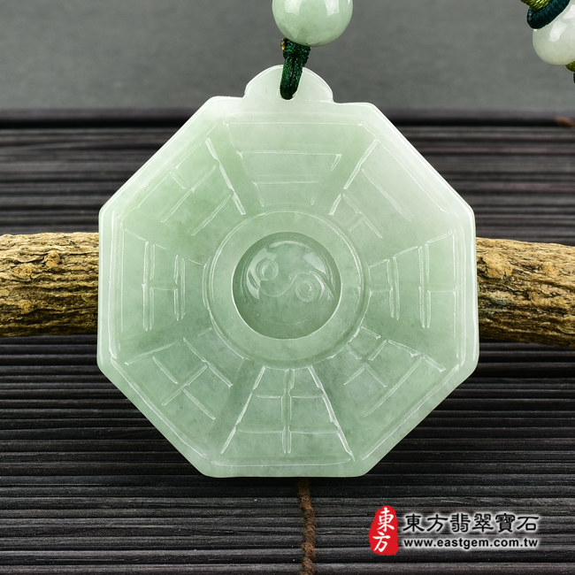 翡翠八卦項鍊玉珮正面照片 翡翠八卦項鍊玉珮（精工八卦太極，先天八卦，太極可轉動：八卦牌A貨翡翠八卦玉珮、緬甸玉八卦玉墜）。淡綠色糯種八卦，ED150。客製化訂做各種翡翠八卦吊墜玉珮項鍊。★附A貨翡翠雙證書