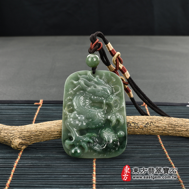 翡翠龍項鍊玉珮情境照片 翡翠龍項鍊玉珮（招財飛騰游龍：龍牌A貨翡翠龍玉珮、緬甸玉龍玉墜、龍十二生肖項鍊）。綠色細糯種帶飄花龍，DR415。客製化訂做各種翡翠龍吊墜玉珮項鍊。★附A貨翡翠雙證書