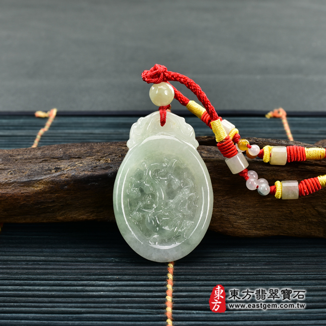 翡翠龍項鍊玉珮情境照片 翡翠龍項鍊玉珮（祥龍瑞氣、招財富貴龍：龍牌A貨翡翠龍玉珮、緬甸玉龍玉墜、龍十二生肖項鍊）。淡綠色糯種龍，DR391。客製化訂做各種翡翠龍吊墜玉珮項鍊。★附A貨翡翠雙證書