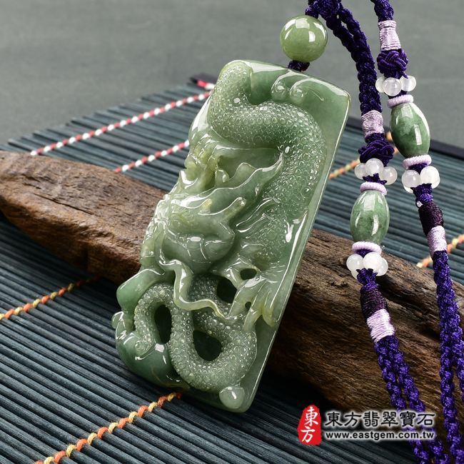 翡翠龍項鍊玉珮右側照片 翡翠龍項鍊玉珮(招財飛騰游龍:龍牌A貨翡翠龍玉珮、緬甸玉龍玉墜、龍十二生肖項鍊)。綠色糯種油青龍,DR396。客製化訂做各種翡翠龍吊墜玉珮項鍊。★附A貨翡翠雙證書 翡翠龍項鍊玉珮右側照片 翡翠龍項鍊玉珮(招財飛騰游龍:龍牌A貨翡翠龍玉珮、緬甸玉龍玉墜、龍十二生肖項鍊)。綠色糯種油青龍,DR396。客製化訂做各種翡翠龍吊墜玉珮項鍊。★附A貨翡翠雙證書