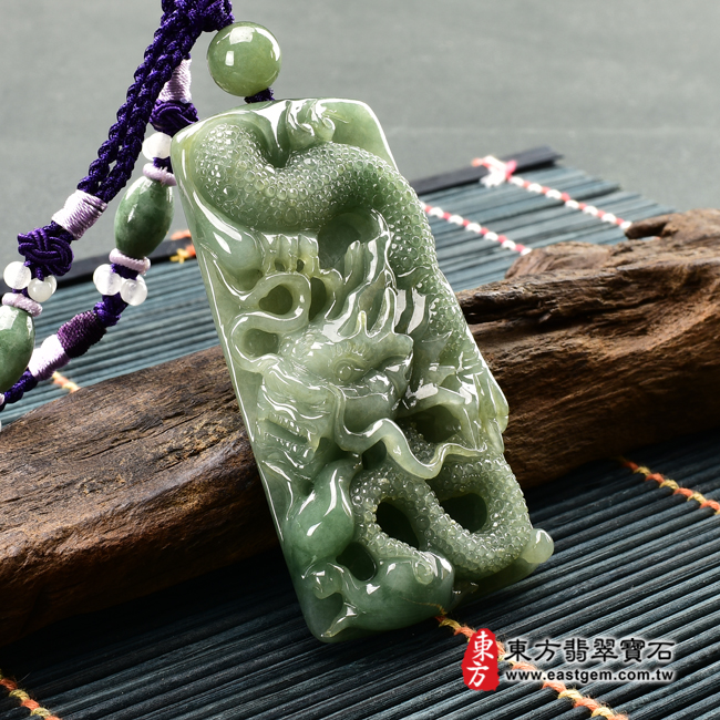 翡翠龍項鍊玉珮左側照片 翡翠龍項鍊玉珮(招財飛騰游龍:龍牌A貨翡翠龍玉珮、緬甸玉龍玉墜、龍十二生肖項鍊)。綠色糯種油青龍,DR396。客製化訂做各種翡翠龍吊墜玉珮項鍊。★附A貨翡翠雙證書 翡翠龍項鍊玉珮左側照片 翡翠龍項鍊玉珮(招財飛騰游龍:龍牌A貨翡翠龍玉珮、緬甸玉龍玉墜、龍十二生肖項鍊)。綠色糯種油青龍,DR396。客製化訂做各種翡翠龍吊墜玉珮項鍊。★附A貨翡翠雙證書
