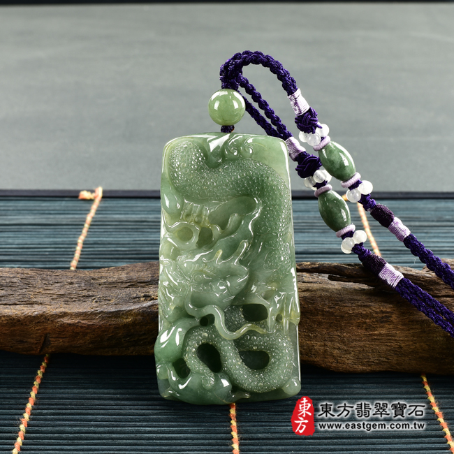 翡翠龍項鍊玉珮情境照片 翡翠龍項鍊玉珮(招財飛騰游龍:龍牌A貨翡翠龍玉珮、緬甸玉龍玉墜、龍十二生肖項鍊)。綠色糯種油青龍,DR396。客製化訂做各種翡翠龍吊墜玉珮項鍊。★附A貨翡翠雙證書 翡翠龍項鍊玉珮情境照片 翡翠龍項鍊玉珮(招財飛騰游龍:龍牌A貨翡翠龍玉珮、緬甸玉龍玉墜、龍十二生肖項鍊)。綠色糯種油青龍,DR396。客製化訂做各種翡翠龍吊墜玉珮項鍊。★附A貨翡翠雙證書