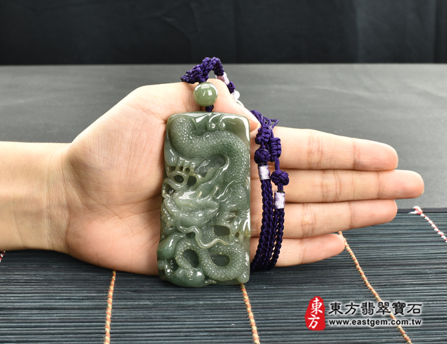 翡翠龍項鍊玉珮大小示意照片 翡翠龍項鍊玉珮(招財飛騰游龍:龍牌A貨翡翠龍玉珮、緬甸玉龍玉墜、龍十二生肖項鍊)。綠色糯種油青龍,DR396。客製化訂做各種翡翠龍吊墜玉珮項鍊。★附A貨翡翠雙證書 翡翠龍項鍊玉珮大小示意照片 翡翠龍項鍊玉珮(招財飛騰游龍:龍牌A貨翡翠龍玉珮、緬甸玉龍玉墜、龍十二生肖項鍊)。綠色糯種油青龍,DR396。客製化訂做各種翡翠龍吊墜玉珮項鍊。★附A貨翡翠雙證書