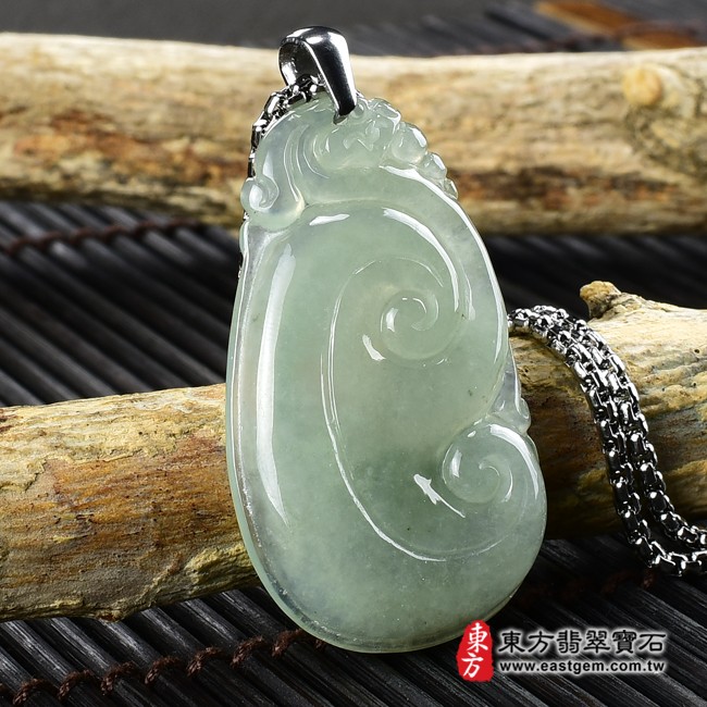  如意項鍊玉珮左側照片  翡翠如意項鍊玉珮（吉祥如意、如意龍：如意牌A貨翡翠如意玉珮、緬甸玉如意玉墜）。淡綠色糯種如意，LU378。客製化訂做各種翡翠如意吊墜玉珮項鍊。★附A貨翡翠雙證書