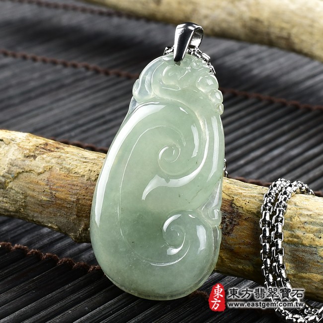 如意項鍊玉珮右側照片  翡翠如意項鍊玉珮（吉祥如意、如意龍：如意牌A貨翡翠如意玉珮、緬甸玉如意玉墜）。淡綠色糯種如意，LU378。客製化訂做各種翡翠如意吊墜玉珮項鍊。★附A貨翡翠雙證書