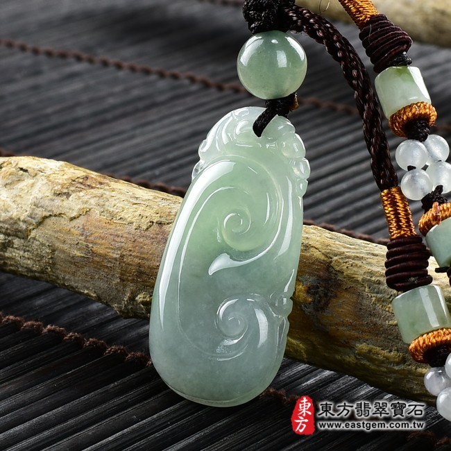 如意項鍊玉珮右側照片  翡翠如意項鍊玉珮（吉祥如意、如意龍：如意牌A貨翡翠如意玉珮、緬甸玉如意玉墜）。淡綠色糯種帶飄花如意，LU380。客製化訂做各種翡翠如意吊墜玉珮項鍊。★附A貨翡翠雙證書