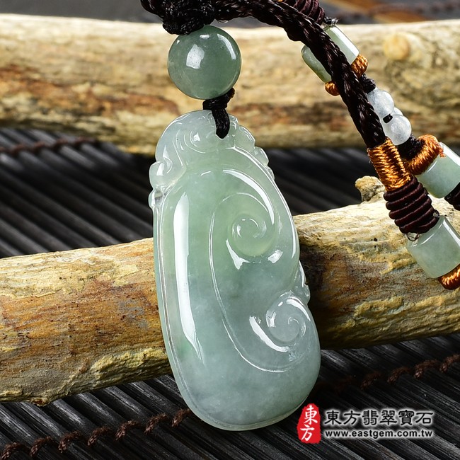 如意項鍊玉珮左側照片  翡翠如意項鍊玉珮（吉祥如意、如意龍：如意牌A貨翡翠如意玉珮、緬甸玉如意玉墜）。淡綠色糯種帶飄花如意，LU380。客製化訂做各種翡翠如意吊墜玉珮項鍊。★附A貨翡翠雙證書