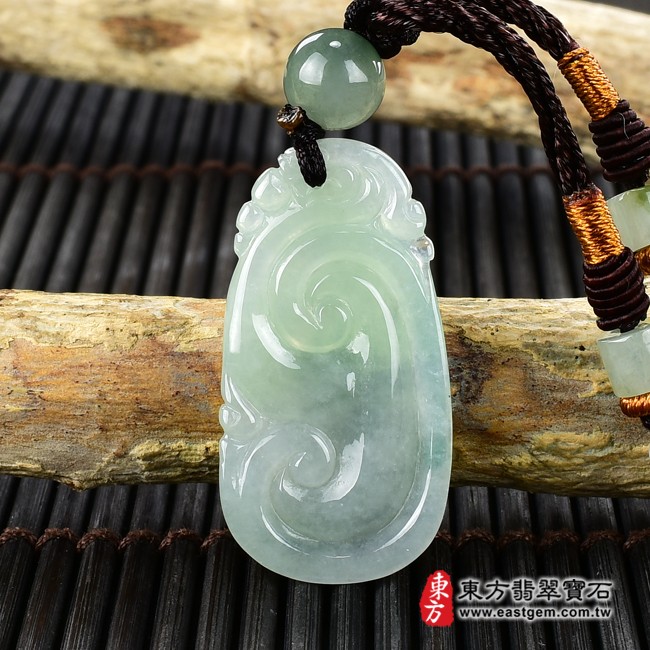 如意項鍊玉珮背面照片  翡翠如意項鍊玉珮（吉祥如意、如意龍：如意牌A貨翡翠如意玉珮、緬甸玉如意玉墜）。淡綠色糯種帶飄花如意，LU380。客製化訂做各種翡翠如意吊墜玉珮項鍊。★附A貨翡翠雙證書