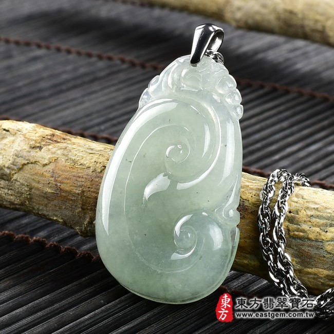 如意項鍊玉珮右側照片  翡翠如意項鍊玉珮（吉祥如意、如意龍：如意牌A貨翡翠如意玉珮、緬甸玉如意玉墜）。淡綠色糯種如意，LU381。客製化訂做各種翡翠如意吊墜玉珮項鍊。★附A貨翡翠雙證書