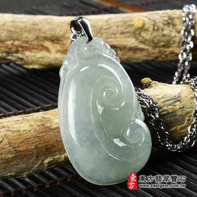 如意項鍊玉珮左側照片  翡翠如意項鍊玉珮（吉祥如意、如意龍：如意牌A貨翡翠如意玉珮、緬甸玉如意玉墜）。淡綠色糯種如意，LU381。客製化訂做各種翡翠如意吊墜玉珮項鍊。★附A貨翡翠雙證書
