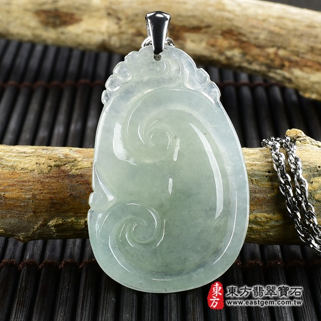 如意項鍊玉珮背面照片  翡翠如意項鍊玉珮（吉祥如意、如意龍：如意牌A貨翡翠如意玉珮、緬甸玉如意玉墜）。淡綠色糯種如意，LU381。客製化訂做各種翡翠如意吊墜玉珮項鍊。★附A貨翡翠雙證書