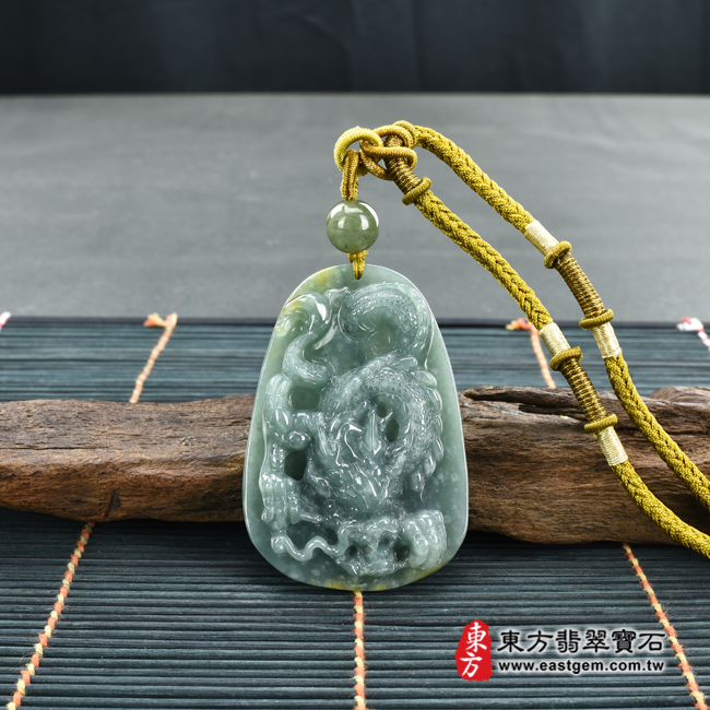 翡翠龍項鍊玉珮情境照片 （已出售勿下標，可訂做）翡翠龍項鍊玉珮（招財飛騰游龍：龍牌A貨翡翠龍玉珮、龍玉墜、龍十二生肖項鍊）翡翠龍，DR428。客製化訂做各種翡翠龍吊墜玉珮項鍊。★附A貨翡翠雙證書(產地:瓜地馬拉)