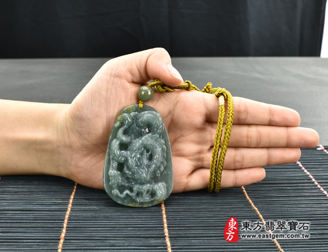 翡翠龍項鍊玉珮情境照片 （已出售勿下標，可訂做）翡翠龍項鍊玉珮（招財飛騰游龍：龍牌A貨翡翠龍玉珮、龍玉墜、龍十二生肖項鍊）翡翠龍，DR428。客製化訂做各種翡翠龍吊墜玉珮項鍊。★附A貨翡翠雙證書(產地:瓜地馬拉)