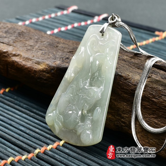 翡翠龍項鍊玉珮右側照片 （已出售勿下標，可訂做）翡翠龍項鍊玉珮（祥龍瑞氣、招財富貴龍：龍牌A貨翡翠龍玉珮、緬甸玉龍玉墜、龍十二生肖項鍊）。淡綠色糯種龍，DR434。客製化訂做各種翡翠龍吊墜玉珮項鍊。★附A貨翡翠雙證書