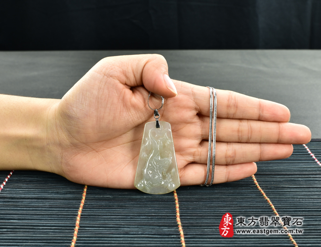 翡翠龍項鍊玉珮大小示意照片 （已出售勿下標，可訂做）翡翠龍項鍊玉珮（祥龍瑞氣、招財富貴龍：龍牌A貨翡翠龍玉珮、緬甸玉龍玉墜、龍十二生肖項鍊）。淡綠色糯種龍，DR434。客製化訂做各種翡翠龍吊墜玉珮項鍊。★附A貨翡翠雙證書