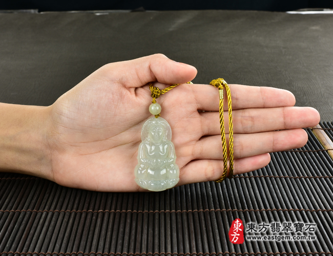 觀世音菩薩項鍊玉珮大小示意照片  翡翠觀世音菩薩項鍊玉珮（觀世音菩薩：觀世音菩薩牌A貨翡翠觀世音菩薩玉珮、緬甸玉觀世音菩薩玉墜）。淡綠色糯冰種觀世音菩薩，GY983。客製化訂做各種翡翠觀世音菩薩吊墜玉珮項鍊。★附A貨翡翠雙證書