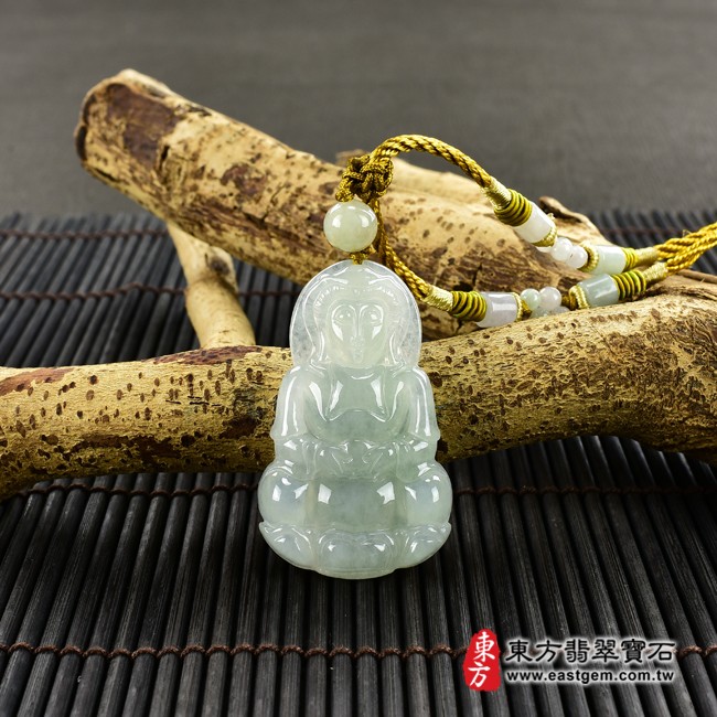 觀世音菩薩項鍊玉珮情境照片  翡翠觀世音菩薩項鍊玉珮（觀世音菩薩：觀世音菩薩牌A貨翡翠觀世音菩薩玉珮、緬甸玉觀世音菩薩玉墜）。淡綠色糯冰種觀世音菩薩，GY983。客製化訂做各種翡翠觀世音菩薩吊墜玉珮項鍊。★附A貨翡翠雙證書