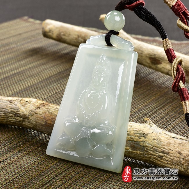 觀世音菩薩項鍊玉珮右側照片  翡翠觀世音菩薩項鍊玉珮（觀世音菩薩、寶瓶觀音：觀世音菩薩牌A貨翡翠觀世音菩薩玉珮、緬甸玉觀世音菩薩玉墜）。淡綠色糯種帶微冰觀世音菩薩，GY1024。客製化訂做各種翡翠觀世音菩薩吊墜玉珮項鍊。★附A貨翡翠雙證書