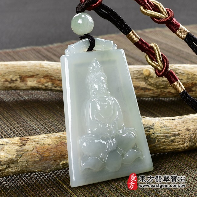觀世音菩薩項鍊玉珮左側照片  翡翠觀世音菩薩項鍊玉珮（觀世音菩薩、寶瓶觀音：觀世音菩薩牌A貨翡翠觀世音菩薩玉珮、緬甸玉觀世音菩薩玉墜）。淡綠色糯種帶微冰觀世音菩薩，GY1024。客製化訂做各種翡翠觀世音菩薩吊墜玉珮項鍊。★附A貨翡翠雙證書