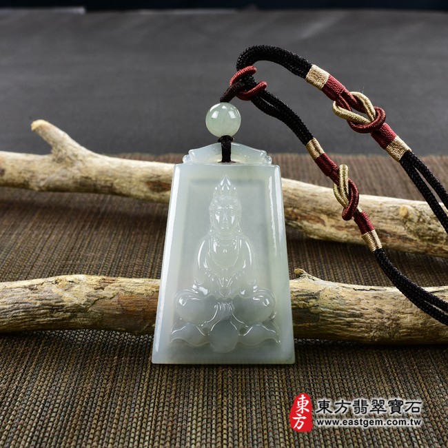 觀世音菩薩項鍊玉珮情境照片  翡翠觀世音菩薩項鍊玉珮（觀世音菩薩、寶瓶觀音：觀世音菩薩牌A貨翡翠觀世音菩薩玉珮、緬甸玉觀世音菩薩玉墜）。淡綠色糯種帶微冰觀世音菩薩，GY1024。客製化訂做各種翡翠觀世音菩薩吊墜玉珮項鍊。★附A貨翡翠雙證書