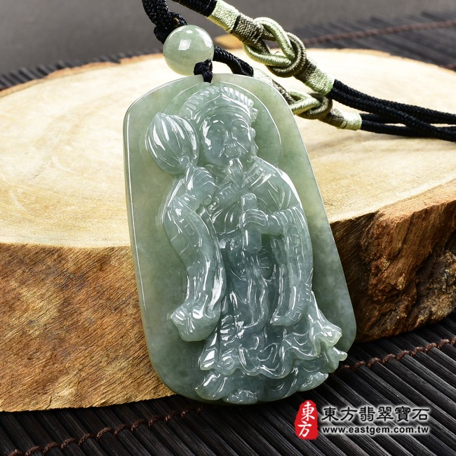 諸葛孔明項鍊玉珮左側照片  （已售出勿下標，可訂做）翡翠諸葛孔明項鍊玉珮（諸葛亮：諸葛孔明牌A貨翡翠諸葛孔明玉珮、緬甸玉諸葛亮玉墜）。綠色糯種諸葛孔明，KN116。客製化訂做各種諸葛孔明吊墜，手工玉雕和拋光。★附A貨翡翠雙證書