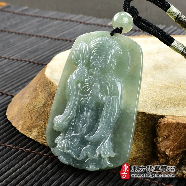 諸葛孔明項鍊玉珮右側照片  （已售出勿下標，可訂做）翡翠諸葛孔明項鍊玉珮（諸葛亮：諸葛孔明牌A貨翡翠諸葛孔明玉珮、緬甸玉諸葛亮玉墜）。綠色糯種諸葛孔明，KN116。客製化訂做各種諸葛孔明吊墜，手工玉雕和拋光。★附A貨翡翠雙證書