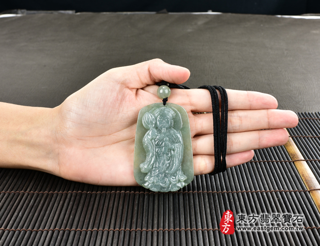 諸葛孔明項鍊玉珮大小示意照片  （已售出勿下標，可訂做）翡翠諸葛孔明項鍊玉珮（諸葛亮：諸葛孔明牌A貨翡翠諸葛孔明玉珮、緬甸玉諸葛亮玉墜）。綠色糯種諸葛孔明，KN116。客製化訂做各種諸葛孔明吊墜，手工玉雕和拋光。★附A貨翡翠雙證書