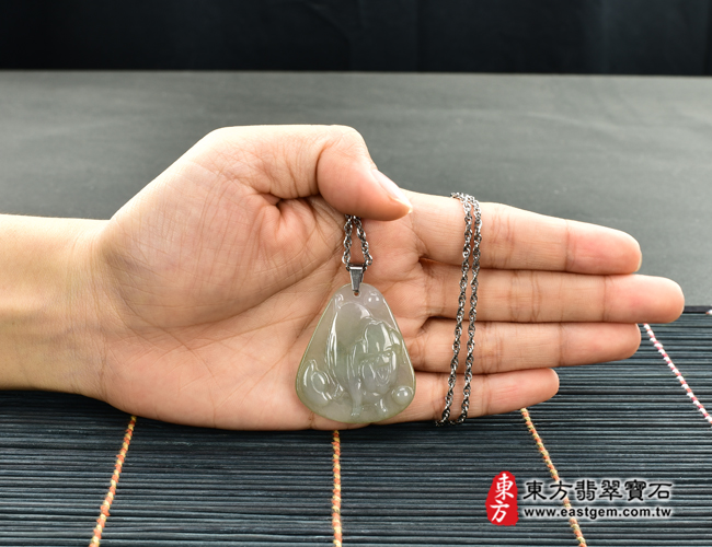 翡翠豬項鍊玉珮大小示意照片 翡翠豬項鍊玉珮（豬事如意：豬牌A貨翡翠豬玉珮、緬甸玉豬玉墜、豬十二生肖項鍊）。綠色糯種豬，PG025。客製化訂做各種翡翠豬吊墜玉珮項鍊。★附A貨翡翠雙證書