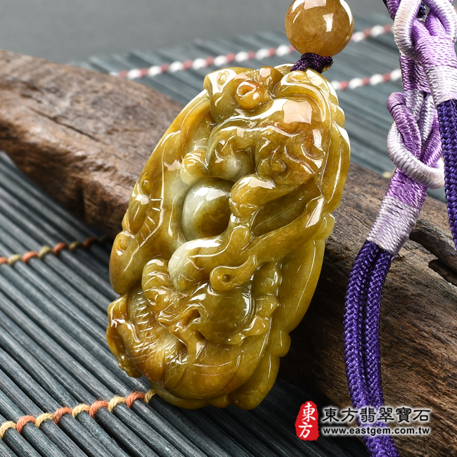 翡翠生肖猴三合貴人項鍊玉珮右側照片 翡翠生肖猴三合貴人項鍊玉珮（生肖屬猴，最適合配戴三合貴人項鍊，鼠龍蛇：猴牌翡翠生肖猴玉珮、翡翠生肖猴玉墜、猴十二生肖項鍊）。黃翡翠猴，ZH-100。客製化訂做各種翡翠生肖虎吊墜玉珮項鍊。★附A貨翡翠雙證書