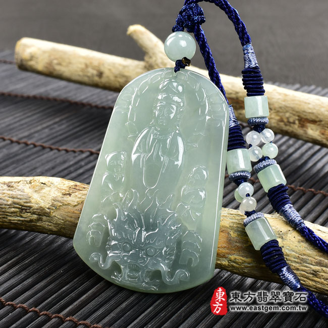 翡翠觀世音菩薩項鍊玉珮右側照片（觀世音菩薩、乘龍觀音、送子觀音：觀世音菩薩牌A貨翡翠觀世音菩薩玉珮、緬甸玉觀世音菩薩玉墜）。淡綠色糯種觀世音菩薩，GY960。客製化訂做各種翡翠觀世音菩薩吊墜玉珮項鍊。★附A貨翡翠雙證書