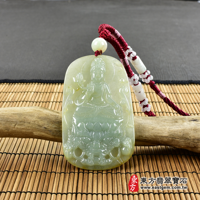 翡翠觀世音菩薩項鍊玉珮情境照片（觀世音菩薩、乘龍觀音：觀世音菩薩牌A貨翡翠觀世音菩薩玉珮、緬甸玉觀世音菩薩玉墜）。淡綠色糯種觀世音菩薩，GY955。客製化訂做各種翡翠觀世音菩薩吊墜玉珮項鍊。★附A貨翡翠雙證書