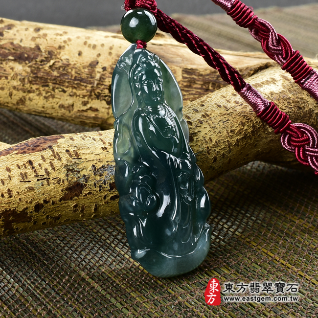 翡翠觀世音菩薩項鍊玉珮左側照片（觀世音菩薩、不二觀音：觀世音菩薩牌A貨翡翠觀世音菩薩玉珮、觀世音菩薩玉墜）。翡翠觀世音菩薩，GY976。客製化訂做各種翡翠觀世音菩薩吊墜玉珮項鍊。★附A貨翡翠雙證書(產地瓜地馬拉)