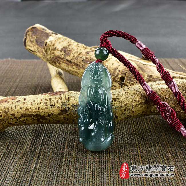 翡翠觀世音菩薩項鍊玉珮情境照片（觀世音菩薩、不二觀音：觀世音菩薩牌A貨翡翠觀世音菩薩玉珮、觀世音菩薩玉墜）。翡翠觀世音菩薩，GY976。客製化訂做各種翡翠觀世音菩薩吊墜玉珮項鍊。★附A貨翡翠雙證書(產地瓜地馬拉)