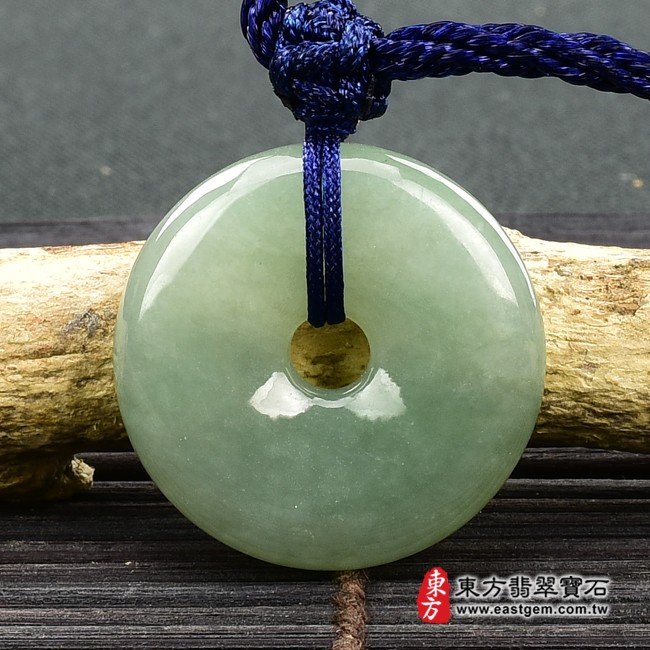 平安扣項鍊玉珮正面照片  翡翠平安扣項鍊玉珮（平安富貴：平安扣牌A貨翡翠平安扣玉珮、緬甸玉平安扣玉墜）。淡綠色糯種平安扣，PN317。客製化訂做各種翡翠平安扣吊墜玉珮項鍊。★附A貨翡翠雙證書