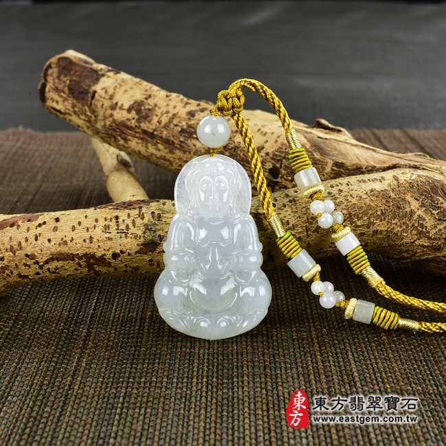 翡翠觀世音菩薩項鍊玉珮情境照片（觀世音菩薩、寶瓶觀音：觀世音菩薩牌A貨翡翠觀世音菩薩玉珮、緬甸玉觀世音菩薩玉墜）。淡綠色糯種觀世音菩薩，GY1005。客製化訂做各種翡翠觀世音菩薩吊墜玉珮項鍊。★附A貨翡翠雙證書